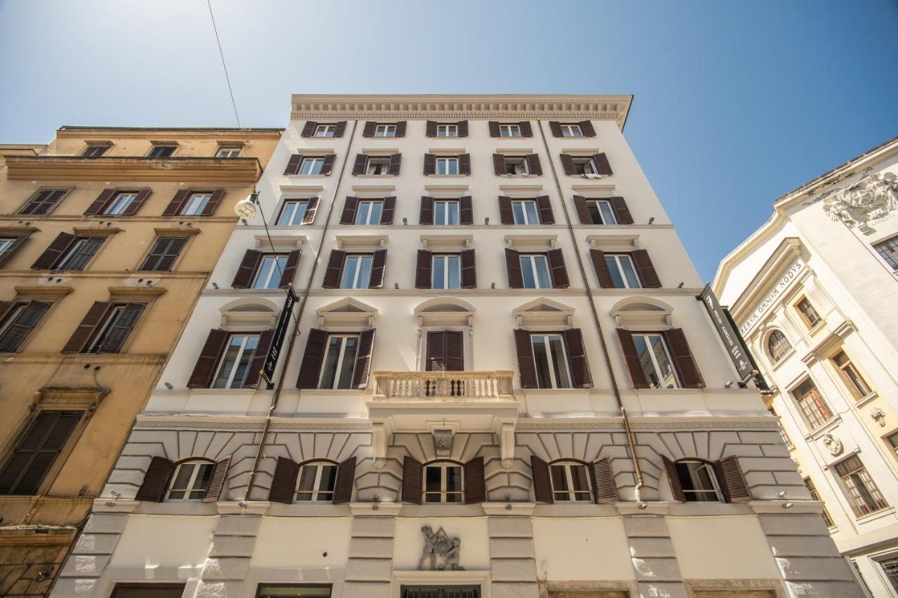 een hoog wit gebouw met een balkon bij Hotel 77 Seventy-Seven - Maison D'Art Collection in Rome