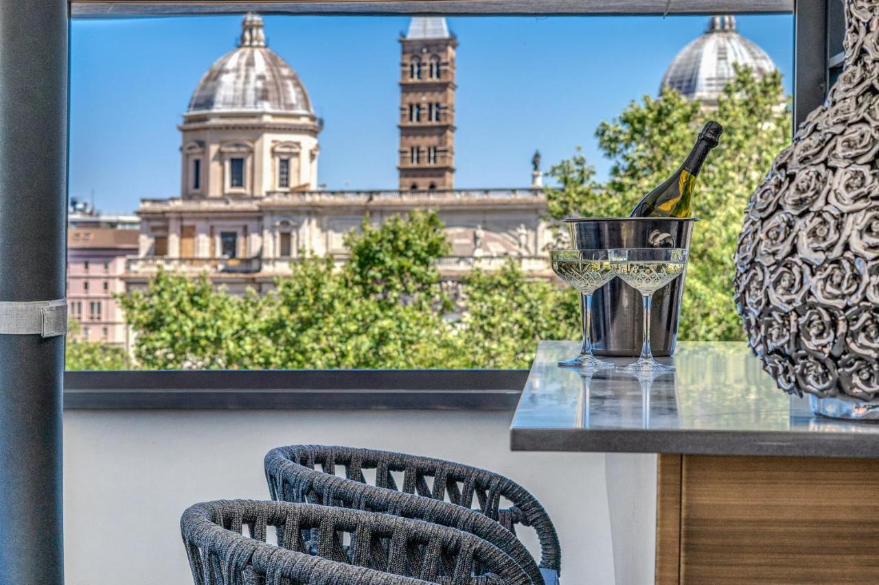 een tafel met een fles wijn en een glas bij Hotel 77 Seventy-Seven - Maison D'Art Collection in Rome