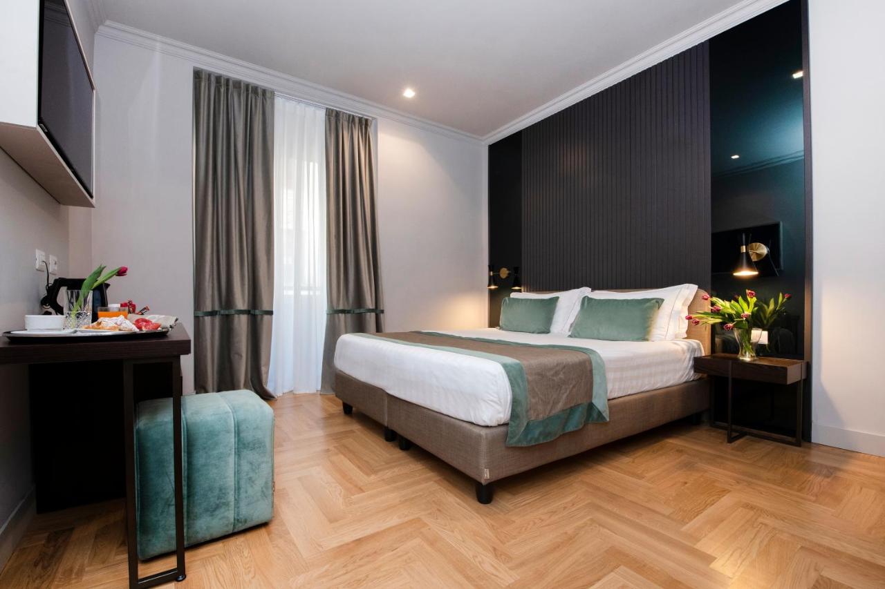 een hotelkamer met een bed en een tafel bij Hotel 77 Seventy-Seven - Maison D'Art Collection in Rome