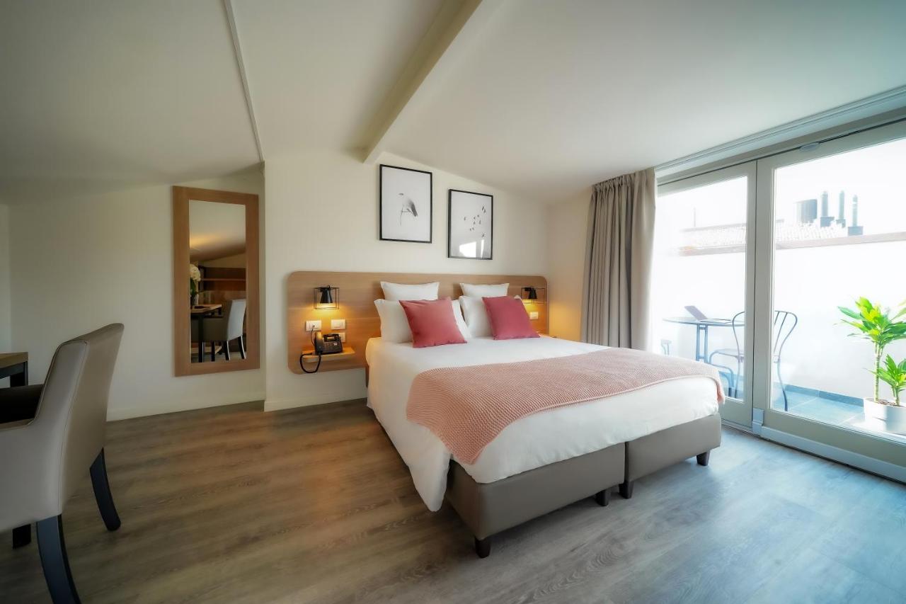 een slaapkamer met een bed en een groot raam bij Bergamo Inn 15 in Bergamo