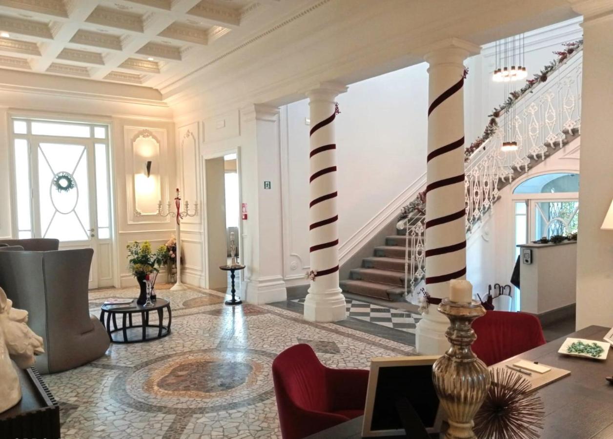 een woonkamer met zwart-witte zuilen bij Dimora Palanca Boutique & SPA in Florence