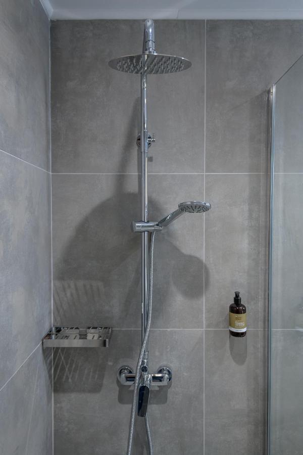 een douche met een glazen deur in een badkamer bij Gaia Village in Tigaki