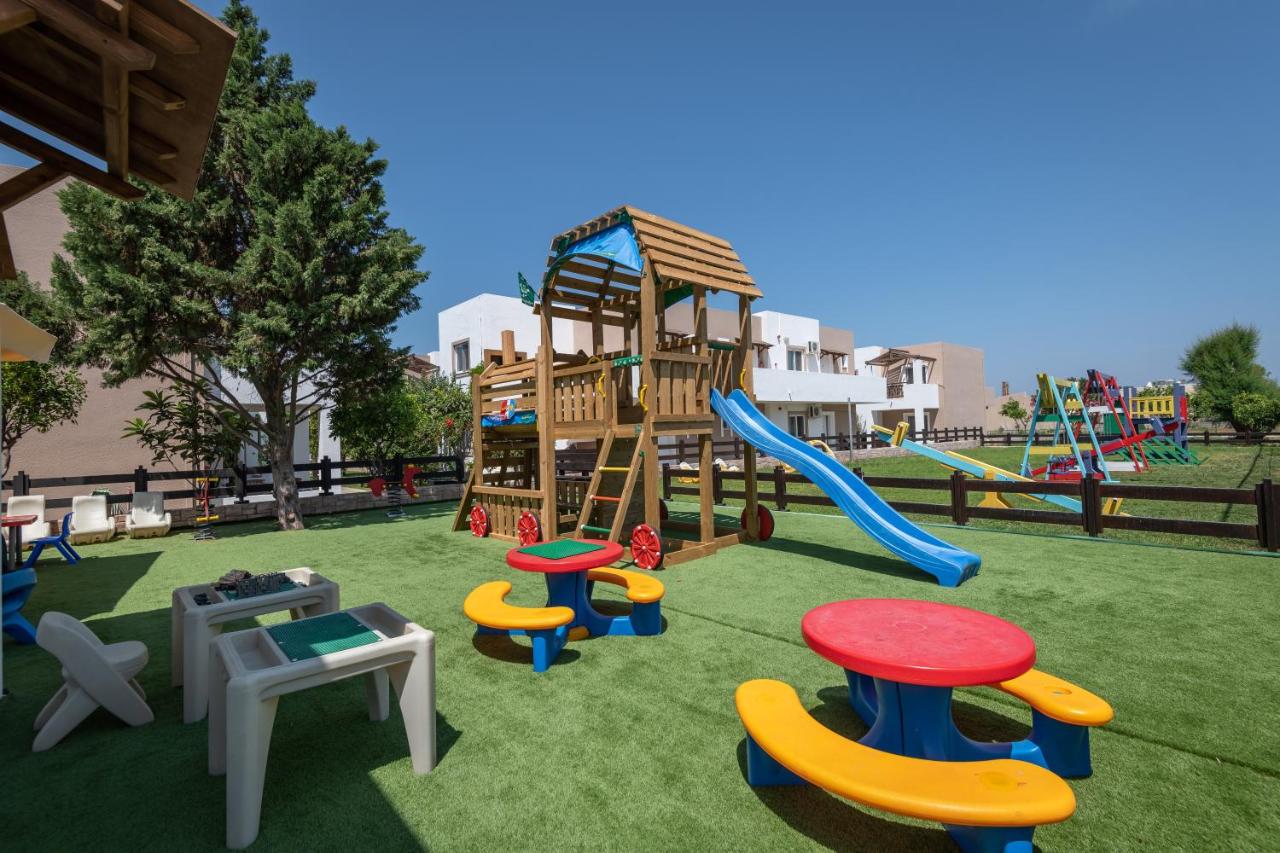 een speeltuin met een glijbaan en speeltoestellen bij Gaia Village in Tigaki