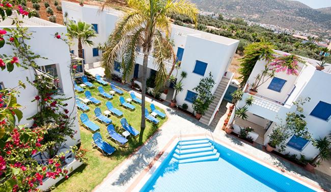 Een luchtfoto van een resort met een zwembad en ligstoelen. bij Galini Studios and Apartments in Malia