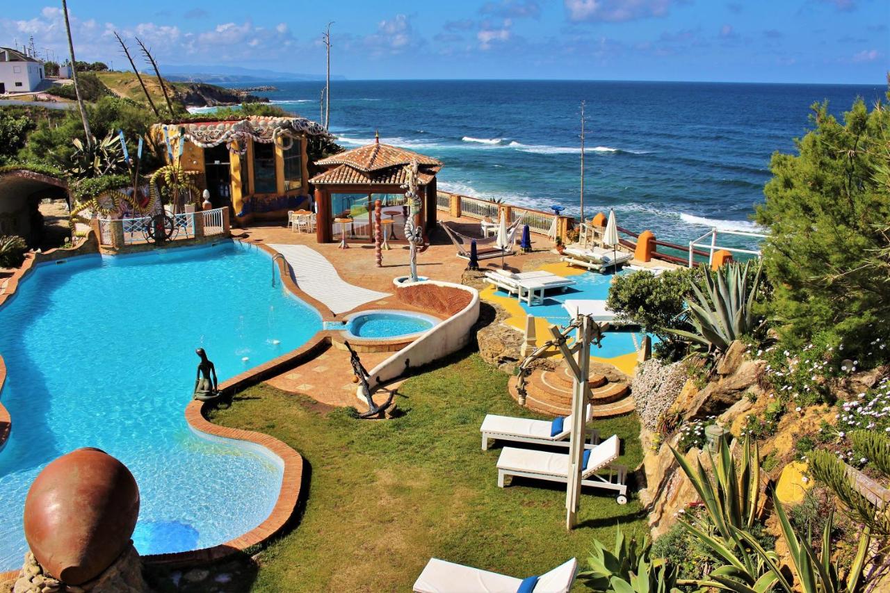 een resort met een zwembad aan de oceaan bij Villa Ana Margarida Beach in Ericeira