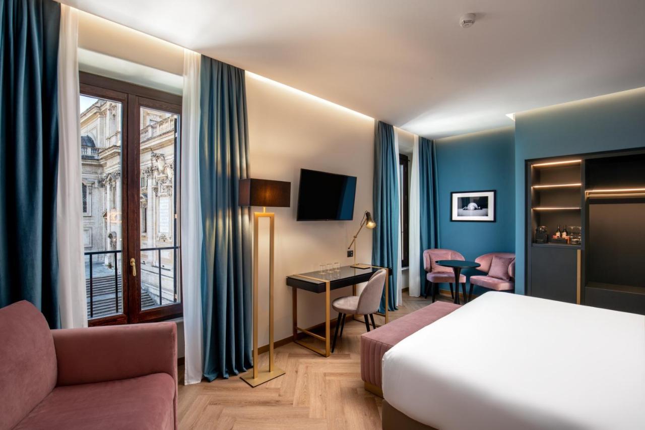 een hotelkamer met een bed en een bureau bij The Major Hotel in Rome