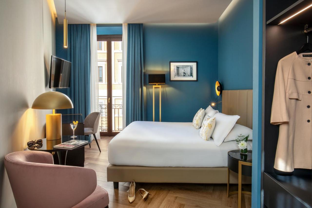 een hotelkamer met een bed en een stoel bij The Major Hotel in Rome +87 foto's