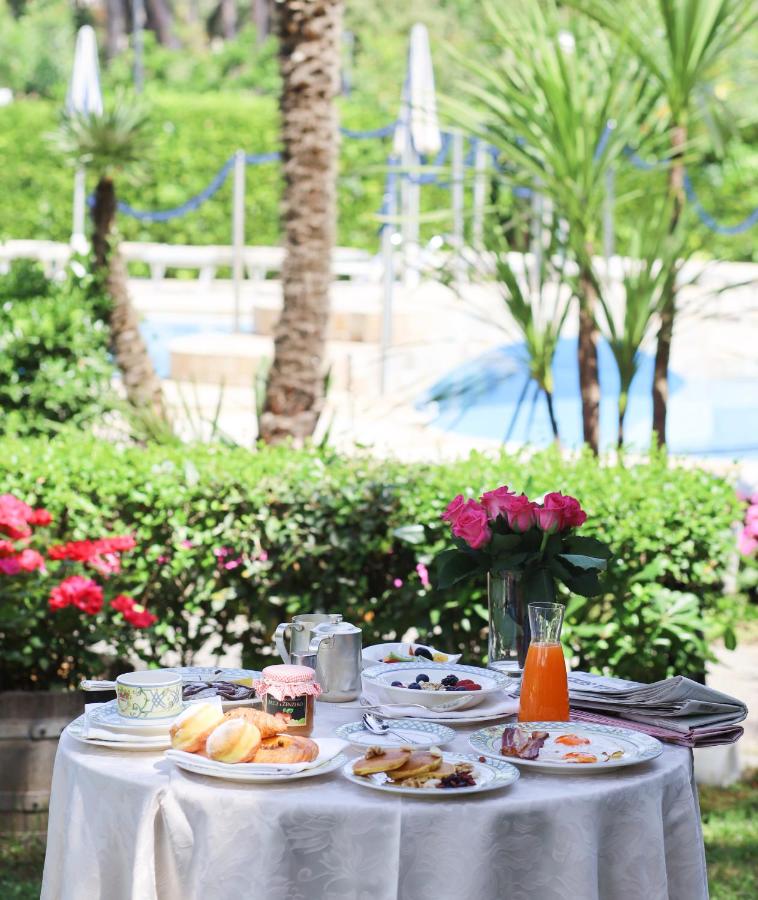 een witte tafel met borden vol eten erop bij Grand Hotel Gallia in Milano Marittima