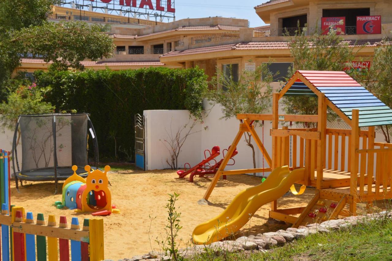 een kinderspeelplaats met een glijbaan bij Naama Blue Hotel in Sharm El Sheikh