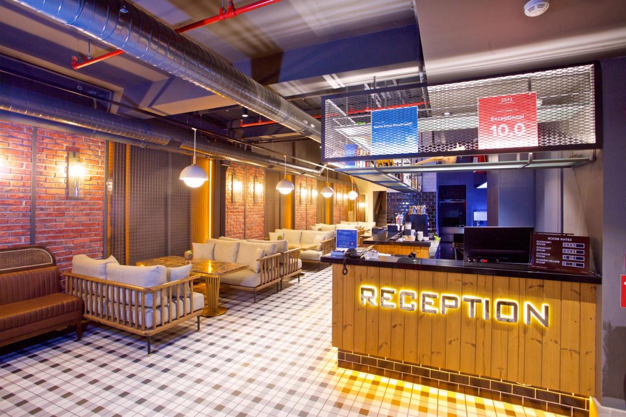 een restaurant met een bar en stoelen in een aparte ruimte bij Dosso Dossi Hotels Laleli in Istanbul