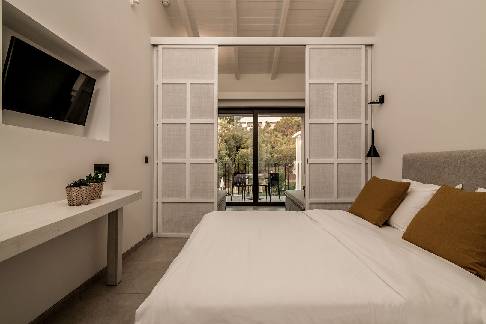 New Beach Hotel image 2