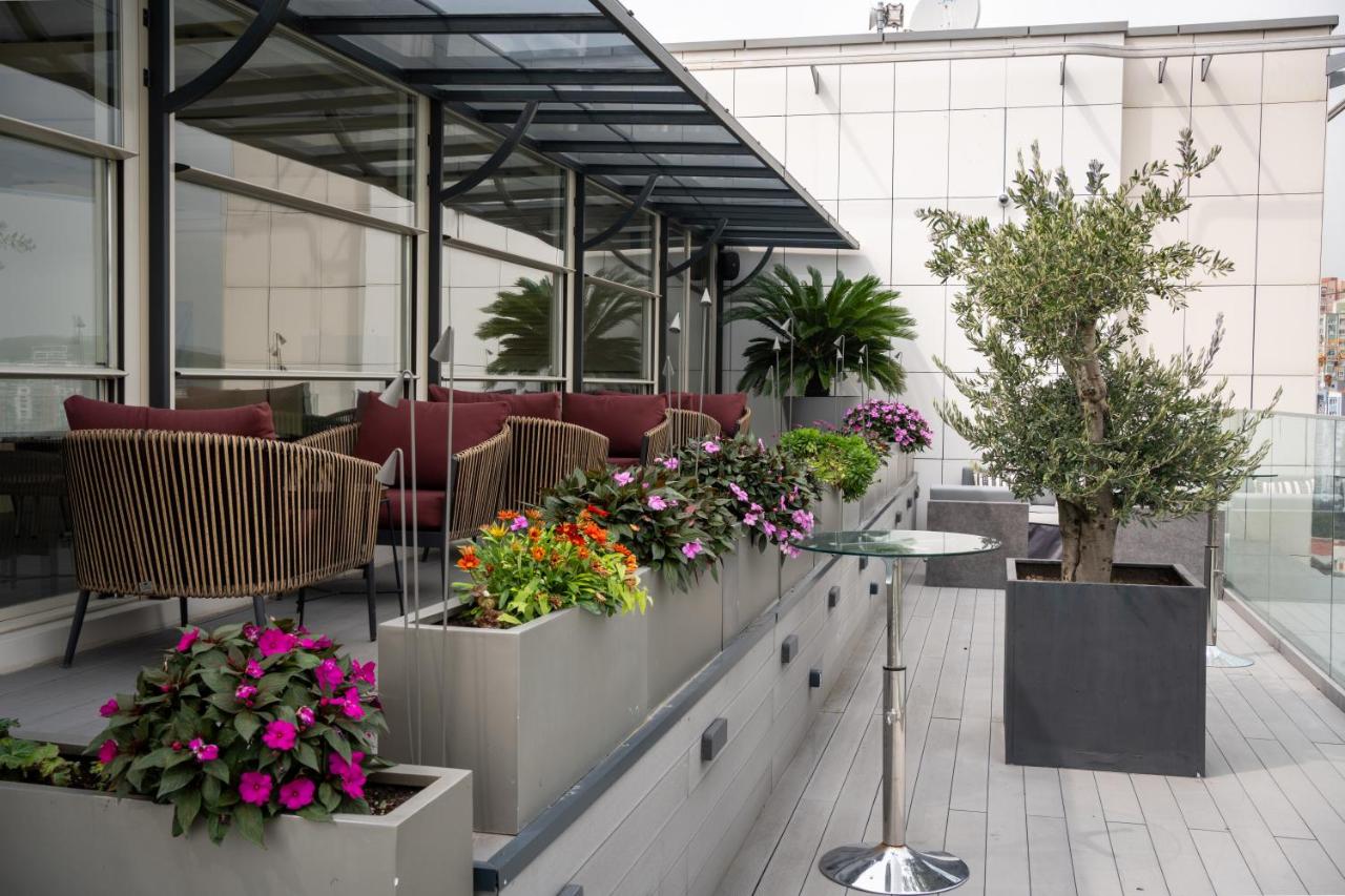 een lobby met bloemen en planten in potten bij Four Points by Sheraton Istanbul Kagithane in Istanbul