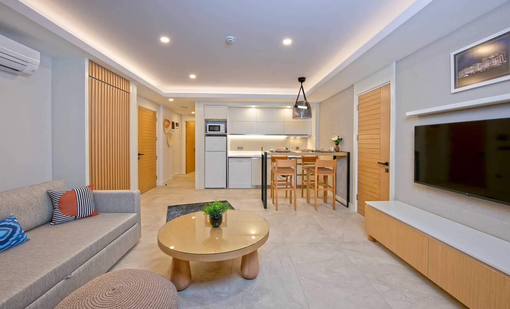 A Suite Side image 2