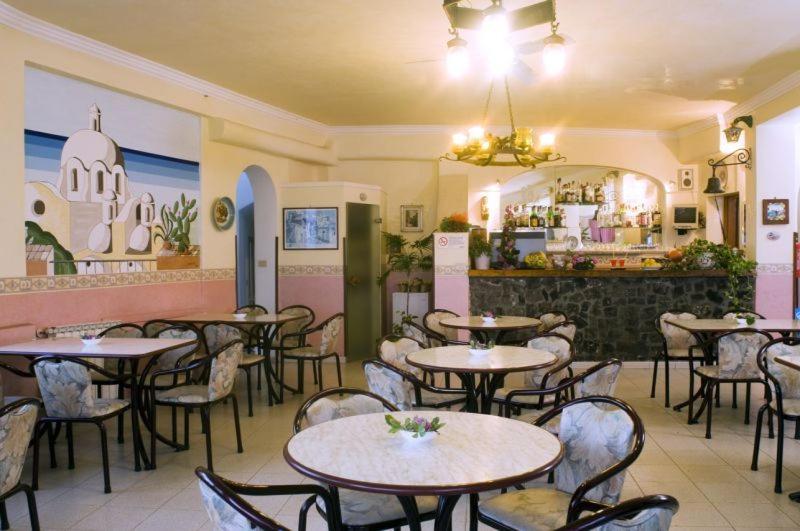 een restaurant met tafels en stoelen in een ruimte bij Hotel Gemma in Casamicciola Terme