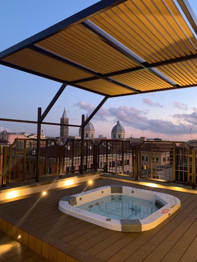 een hottub op het dak van een gebouw bij Hotel Genova in Rome