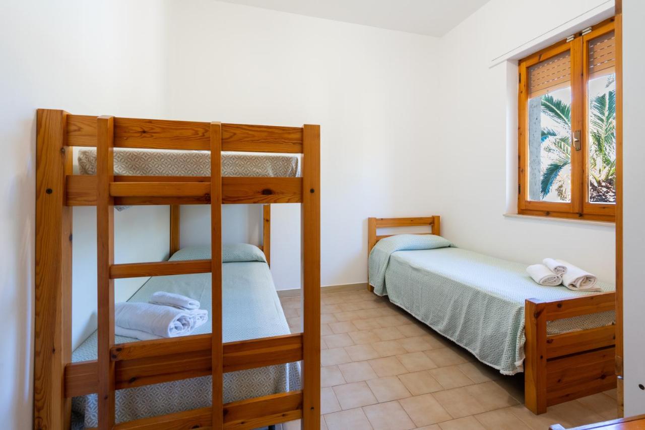 een slaapkamer met twee stapelbedden en een raam bij Residence Oasis in Alghero