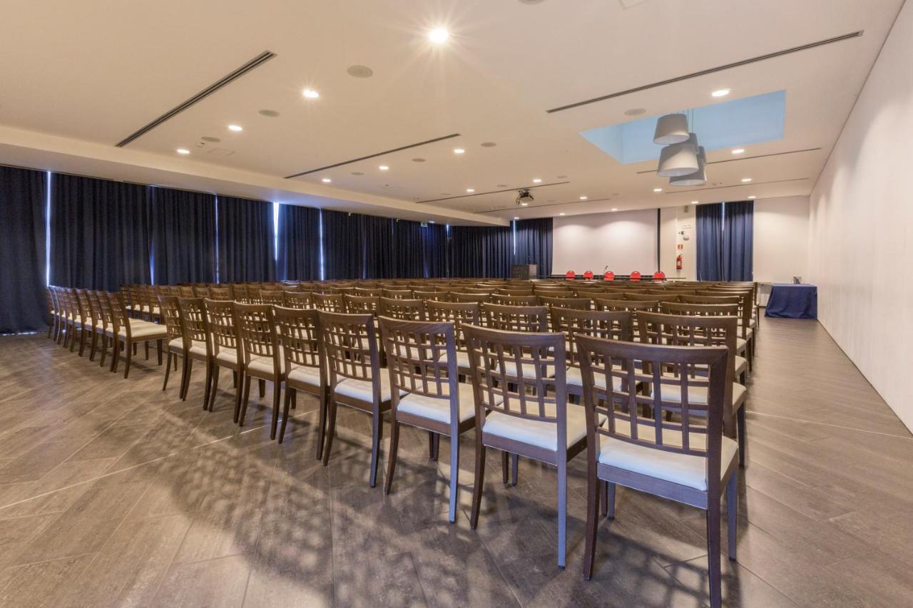 een rij stoelen in een grote kamer bij Hotel Majesty Bari in Bari +61 foto's