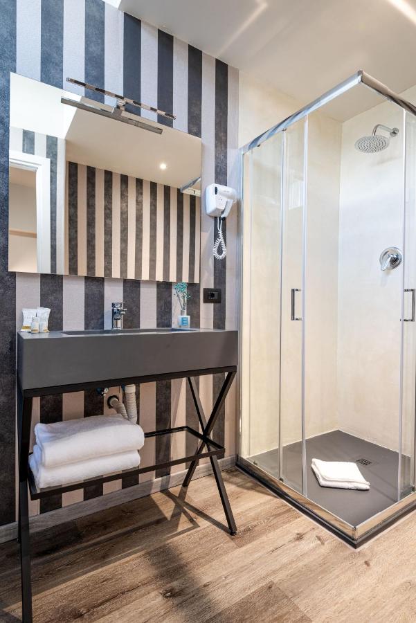 een badkamer met een wastafel en een douche bij The Gate Hotel - Firenze Nord in Sesto Fiorentino +45 foto's