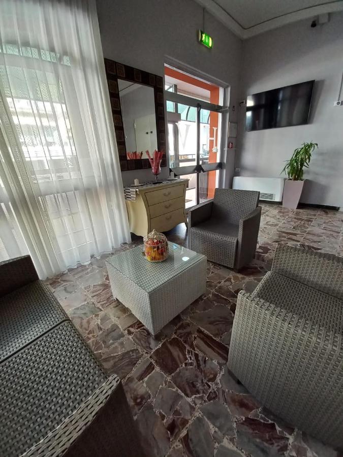 een woonkamer met twee stoelen en een tafel bij Hotel Venere in Rimini