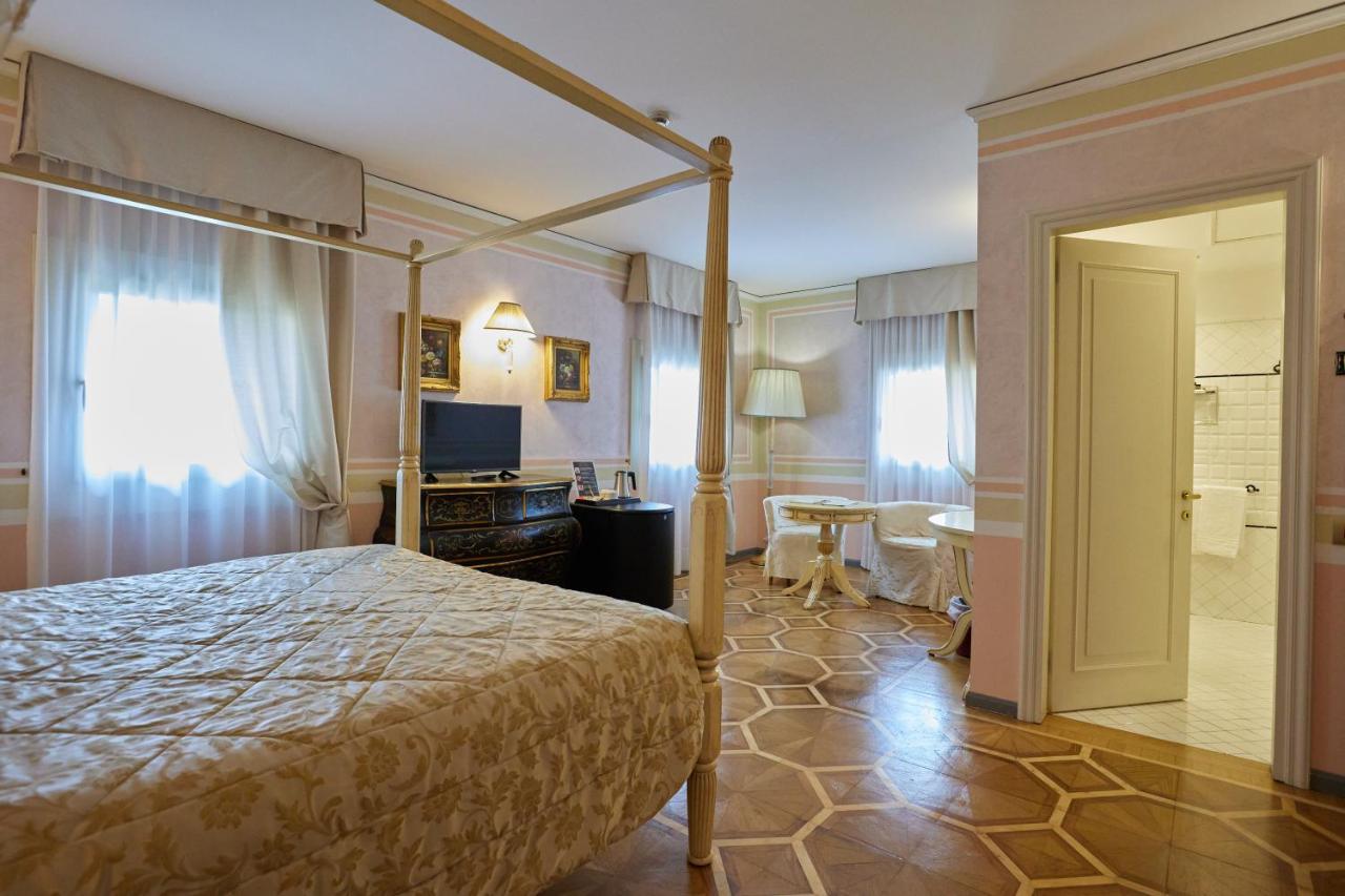 een hotelkamer met een bed en een badkamer bij Hotel Villa Stucky in Mogliano Veneto +81 foto's