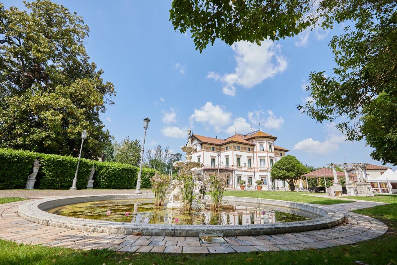 een fontein voor een groot huis bij Hotel Villa Stucky in Mogliano Veneto