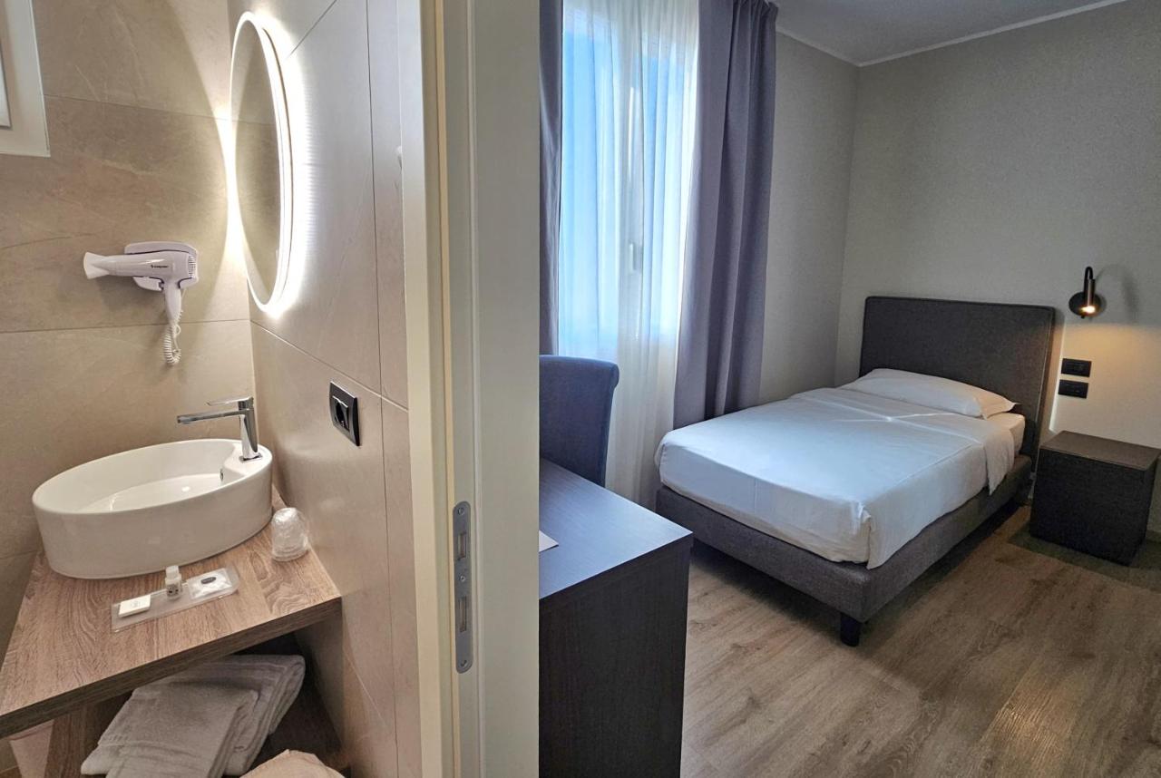 een kleine badkamer met een bed en een wastafel bij Hotel Ristorante al Giardinetto in Colle Umberto