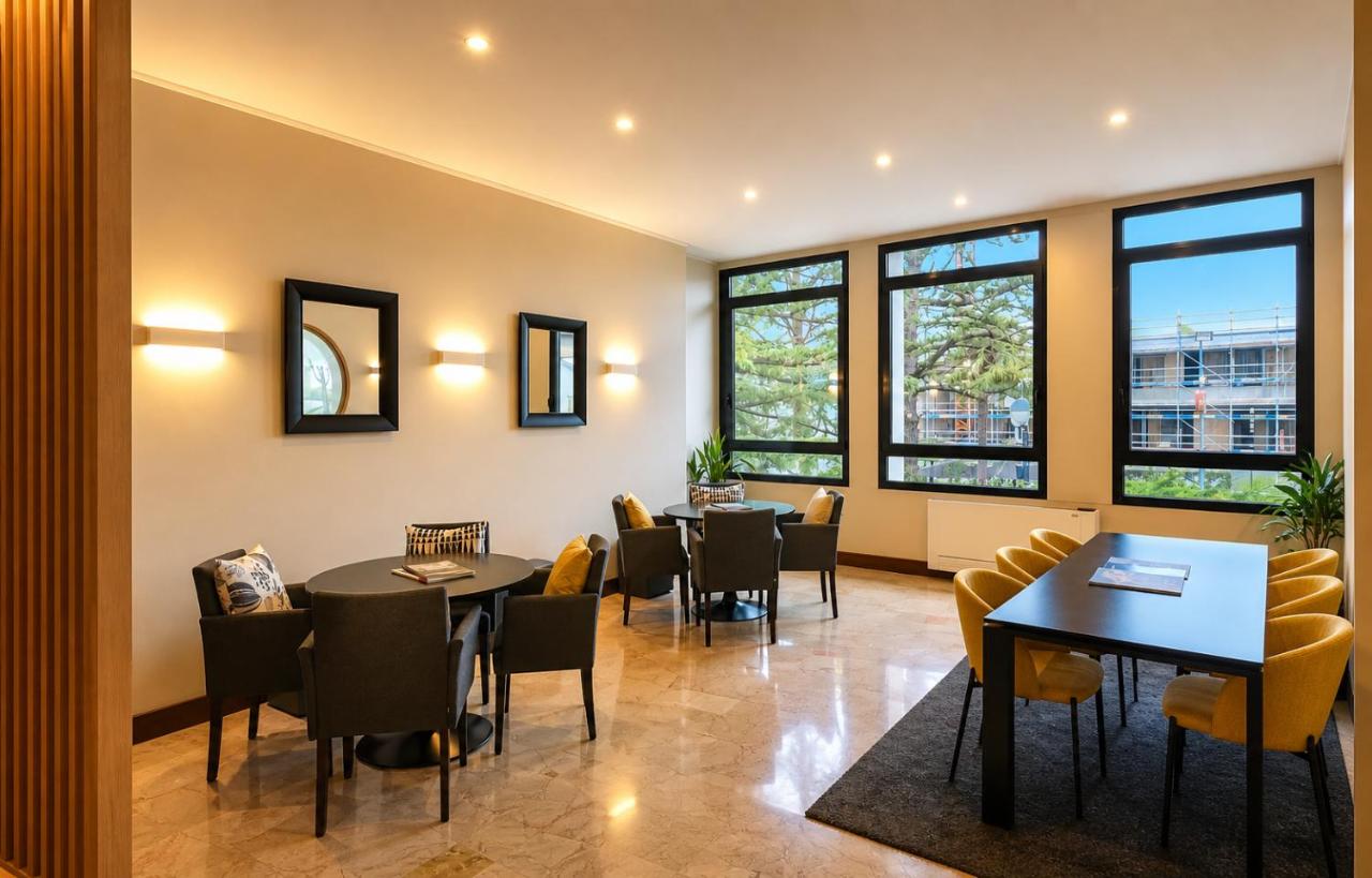 een restaurant met tafels, stoelen en ramen bij Hotel Ristorante al Giardinetto in Colle Umberto