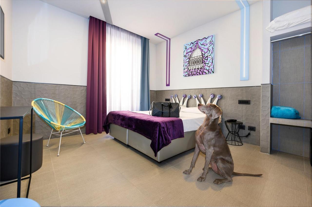 een hond die in een slaapkamer zit met een bed bij Hotel Relais Dei Papi in Rome