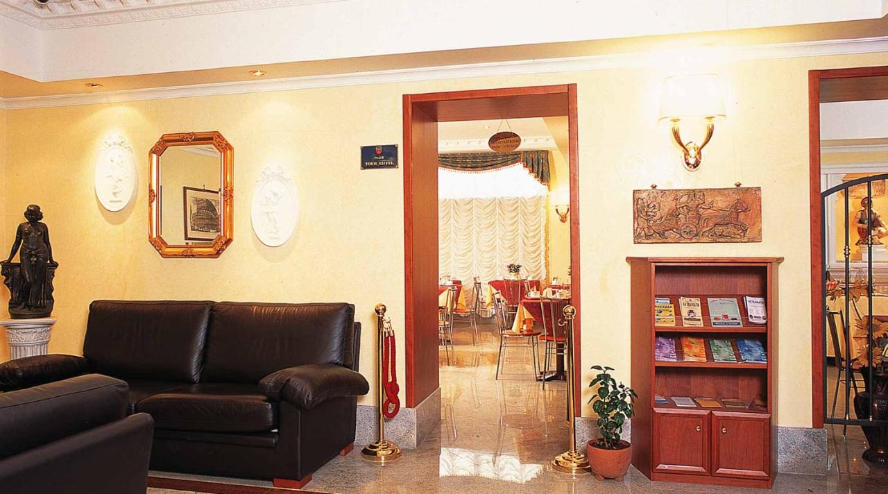 een woonkamer met een bank en een spiegel bij Hotel Stromboli in Rome