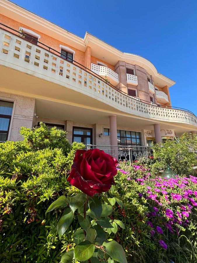 een rode roos in een tuin voor een gebouw bij Hotel Valle Rossa in San Giovanni Rotondo