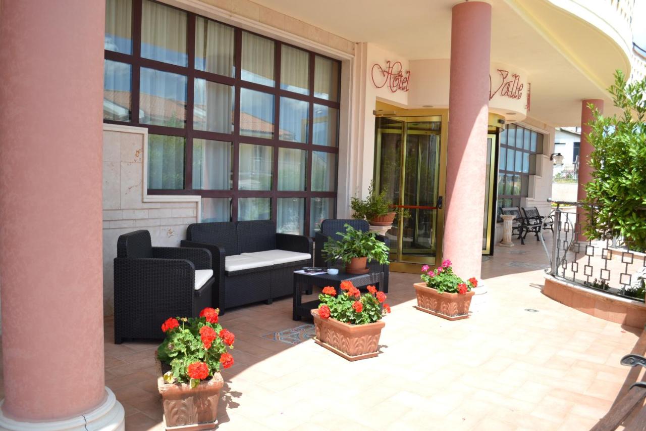 een lobby met stoelen en bloemen in potten bij Hotel Valle Rossa in San Giovanni Rotondo