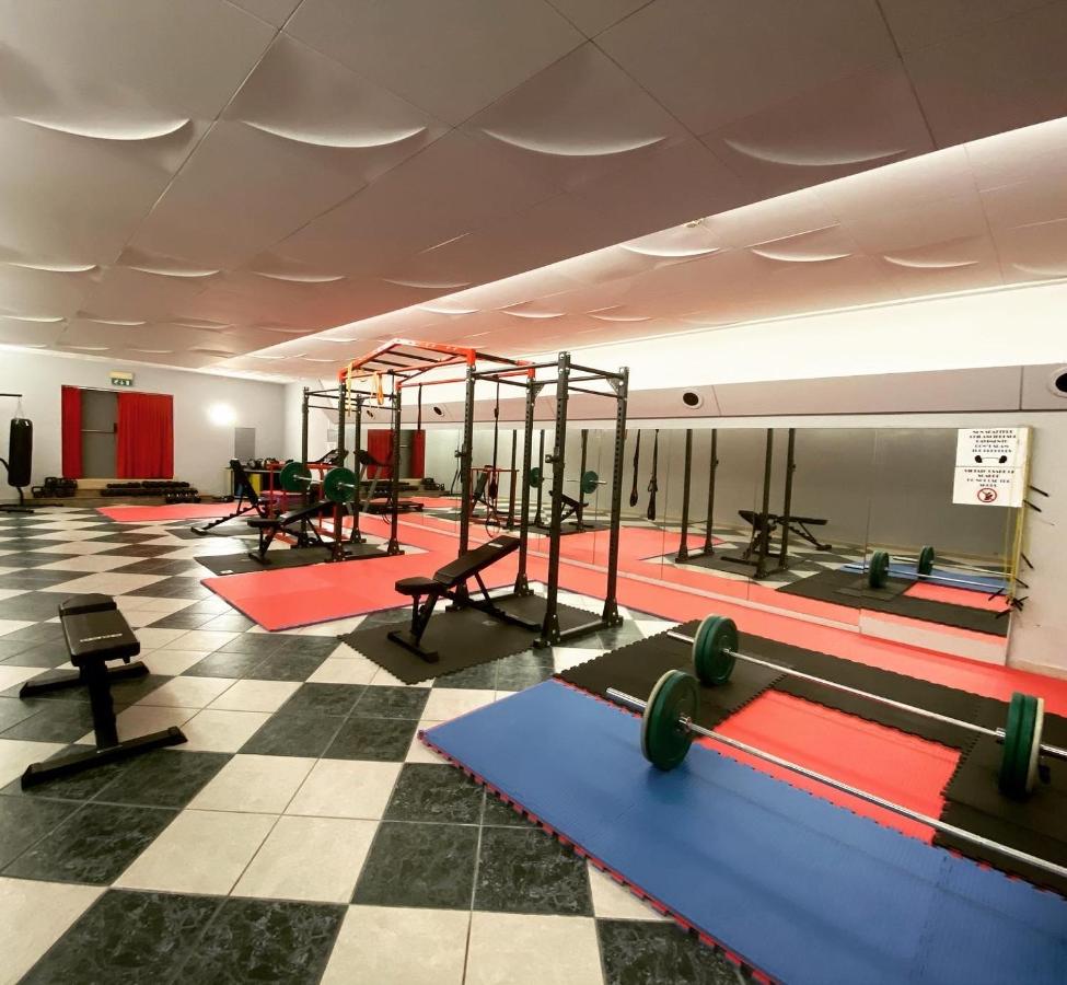 een sportschool met een rij pilatesapparaten bij Hotel Parco Delle Rose in San Giovanni Rotondo
