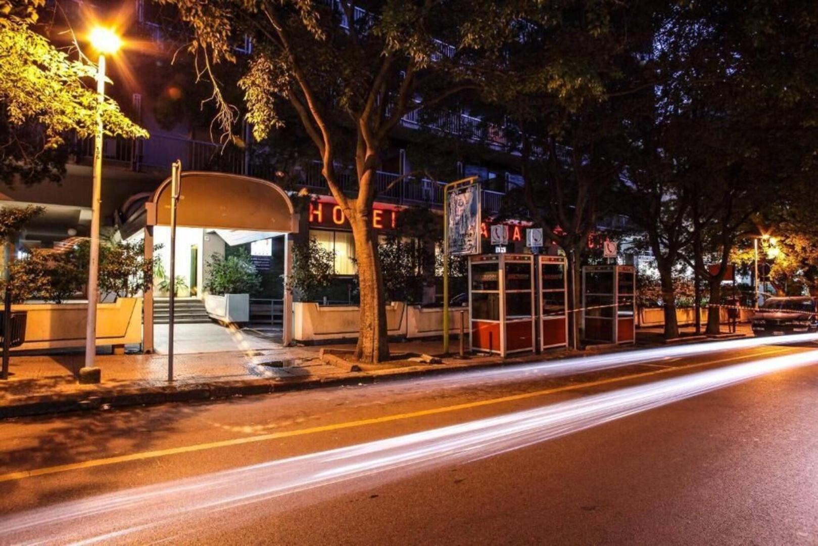 Hotel verlicht in de avond — Grazia Deledda