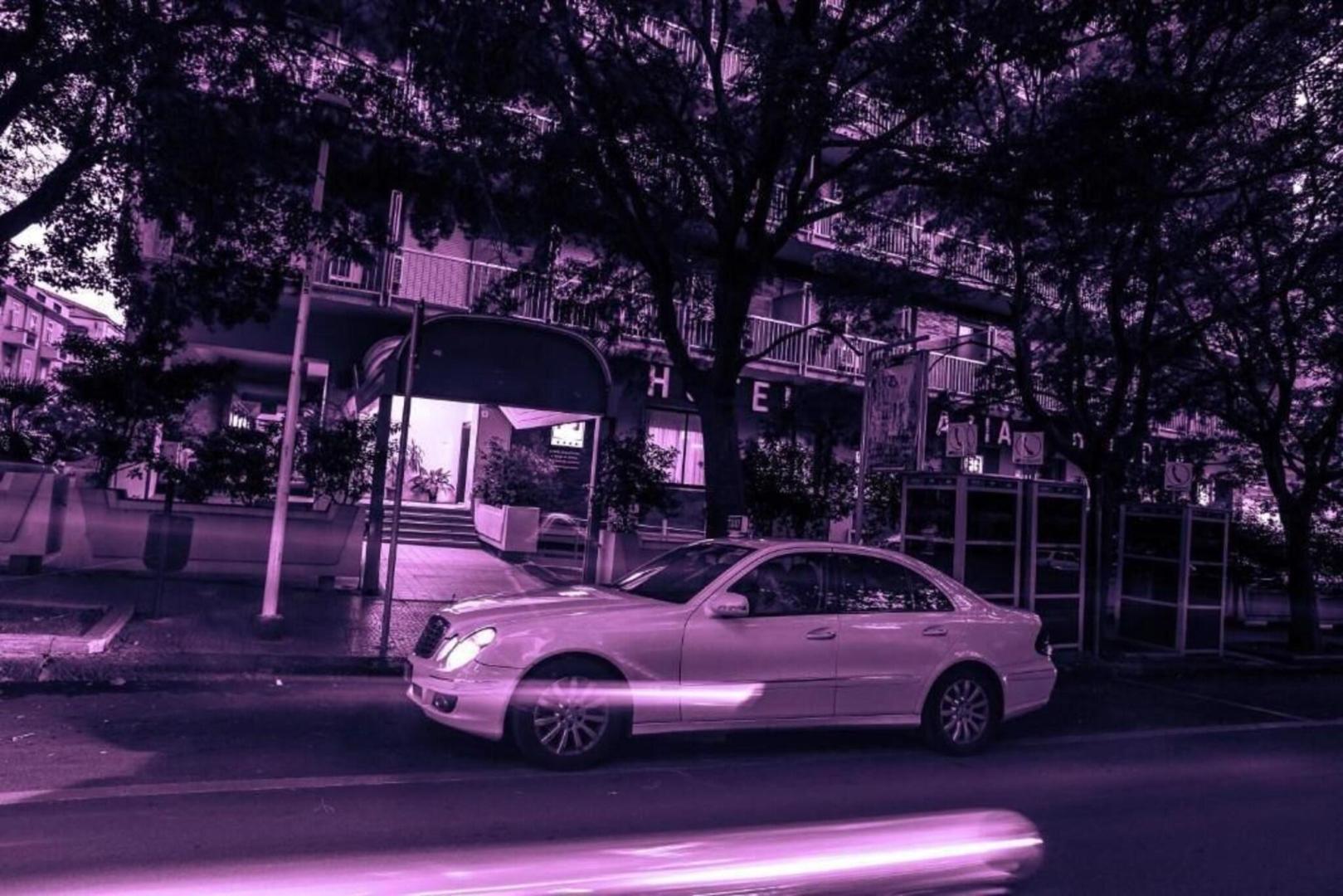 Hotel verlicht in de avond — Grazia Deledda