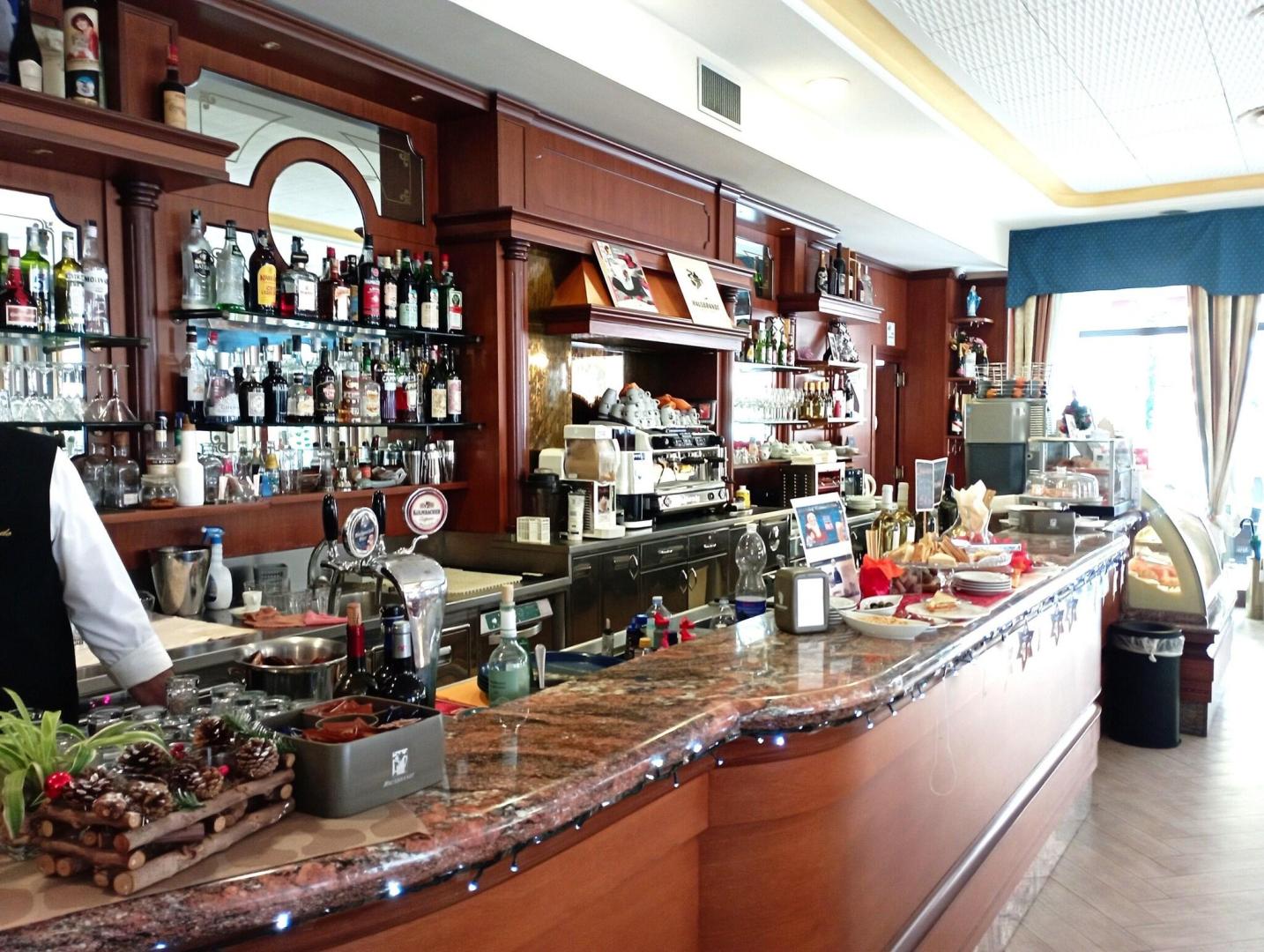 Bar met drankenselectie — Grazia Deledda