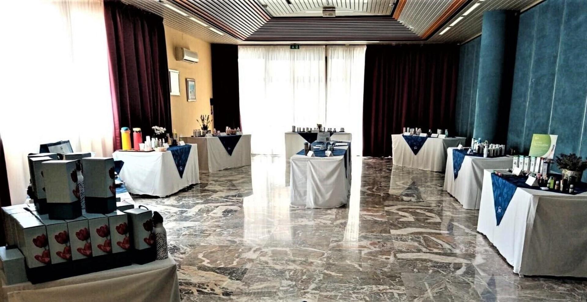 Restaurant met gedekte tafels — Grazia Deledda