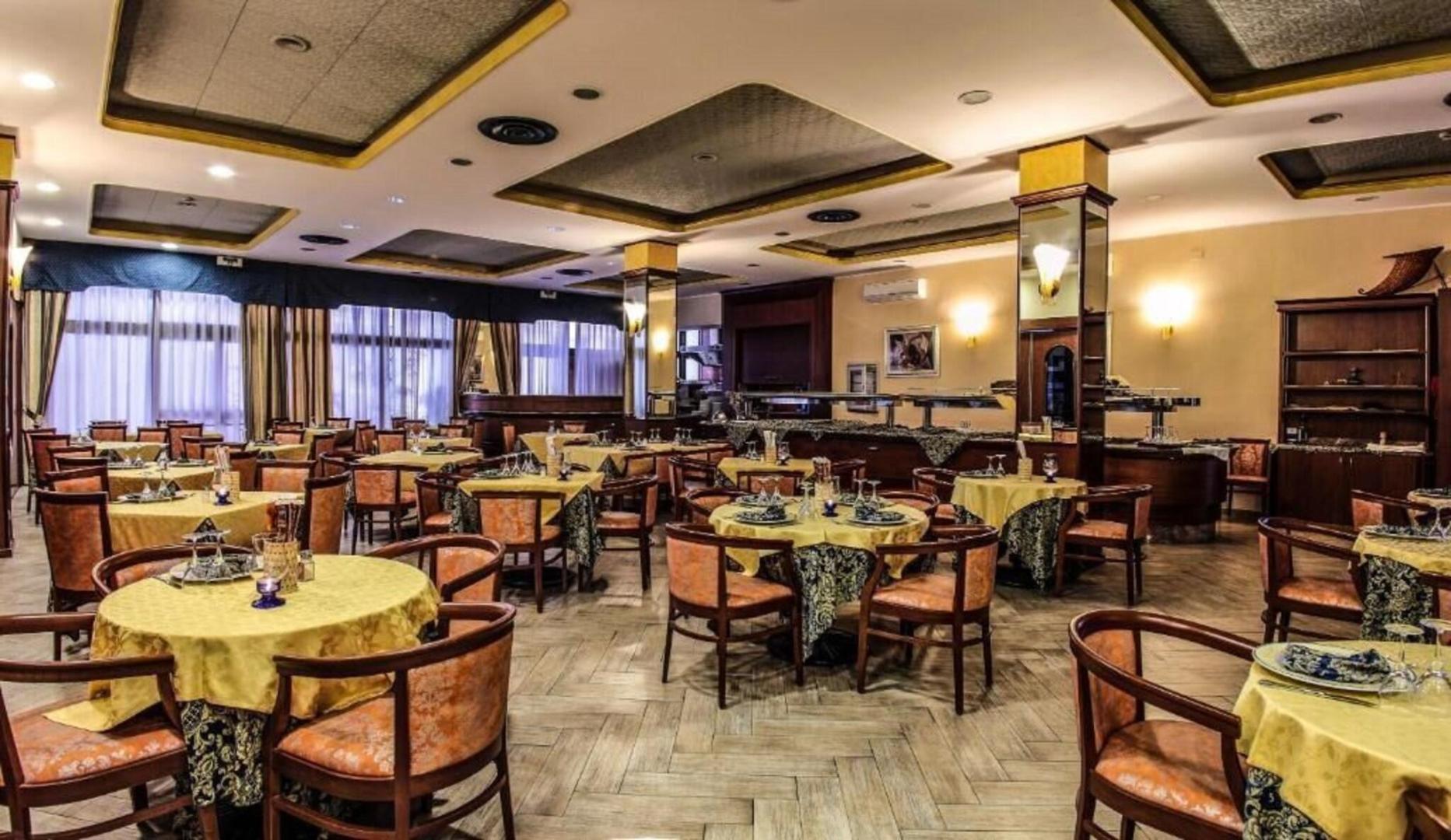 Restaurant met gedekte tafels — Grazia Deledda