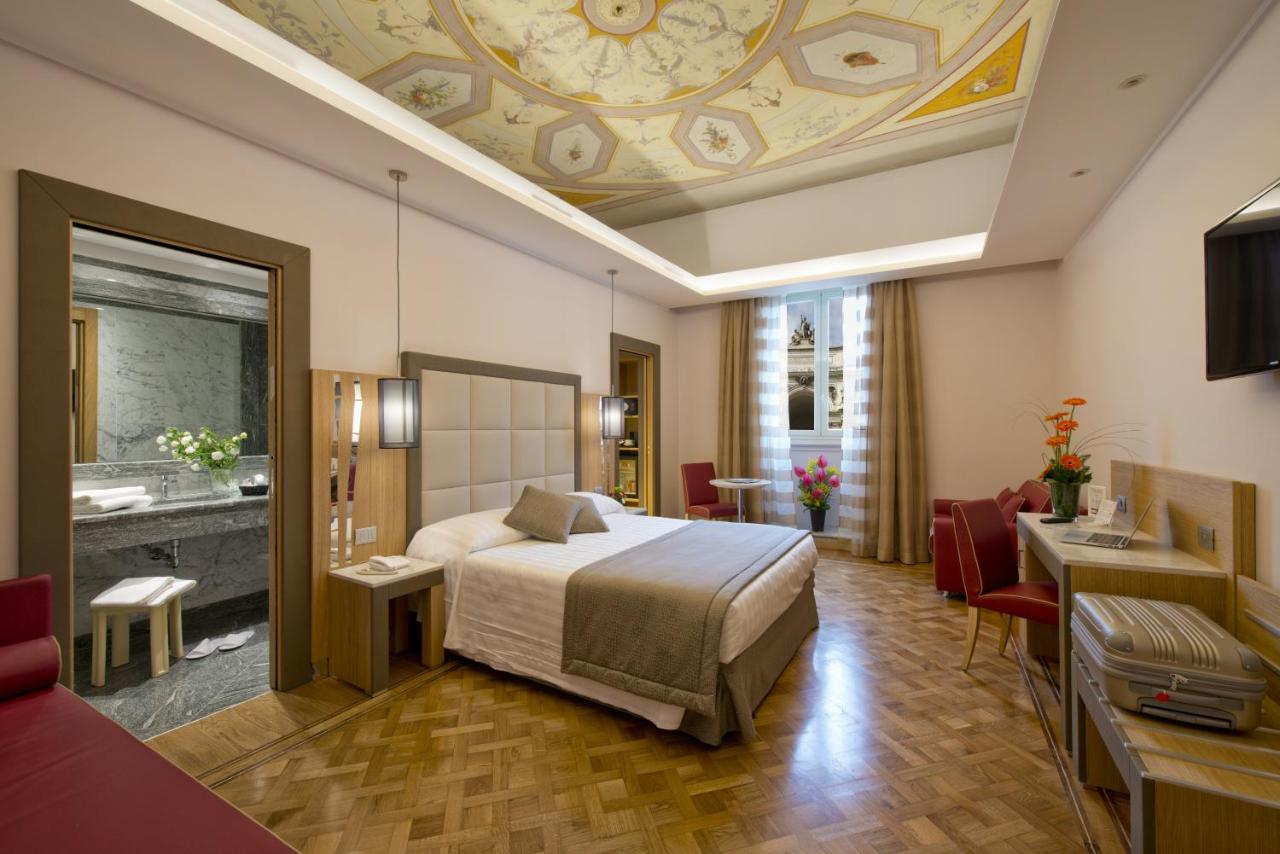 een hotelkamer met een bed en een badkamer bij Hotel Giolli Nazionale in Rome