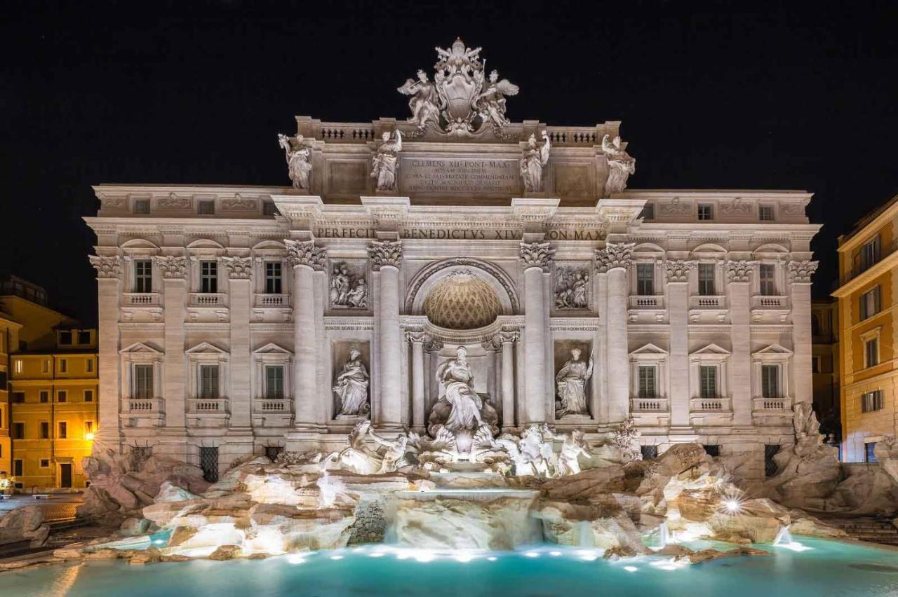 een groot gebouw met een fontein ervoor bij Hotel Giotto Flavia in Rome