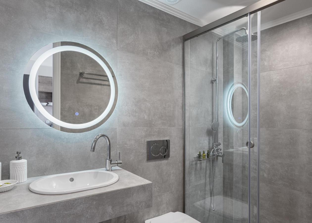 een badkamer met een douche, een wastafel en een spiegel bij Athenian Spirit in Athene