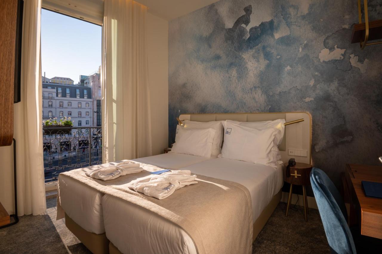 een hotelkamer met een bed met een raam bij Blue Liberdade Hotel in Lissabon