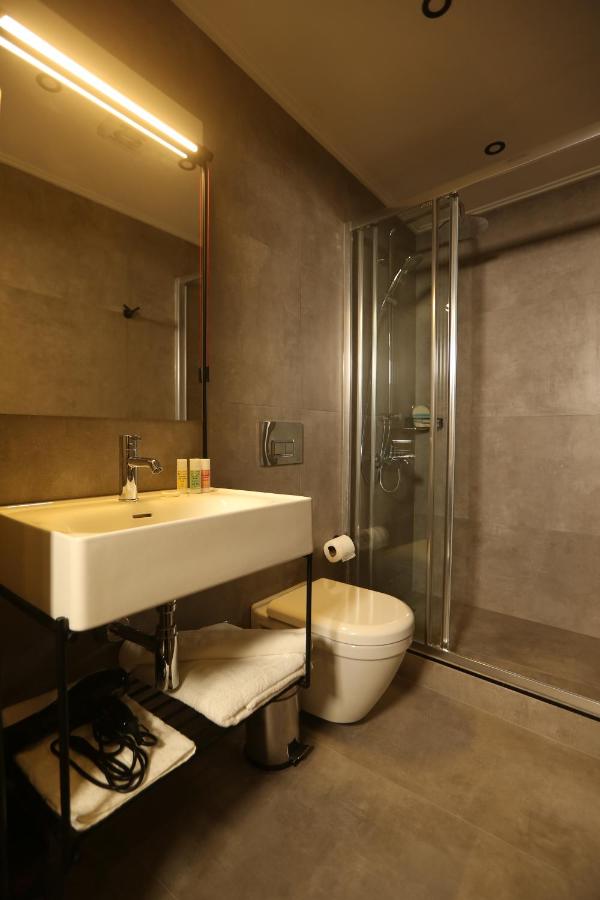 een badkamer met een wastafel, een douche en een toilet. bij Moja City Hotel in Istanbul