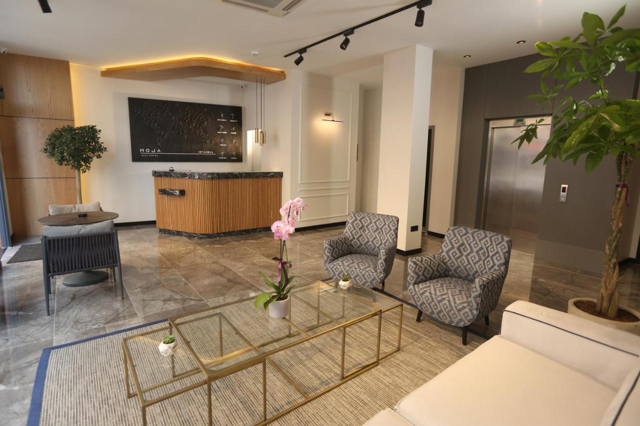 een lobby met stoelen, een tafel en een bar bij Moja City Hotel in Istanbul