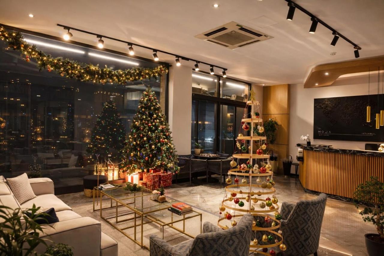 een woonkamer met een kerstboom erin bij Moja City Hotel in Istanbul