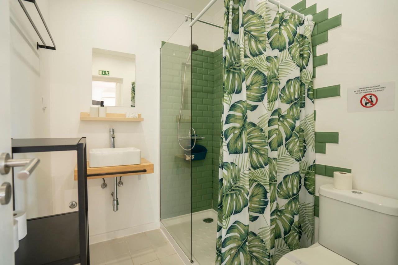 een badkamer met een douche met een glazen deur bij Villa Paraíso da Caparica in Charneca +53 foto's