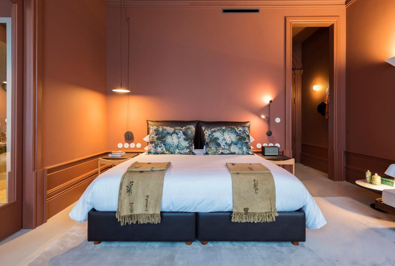 een slaapkamer met een groot bed met twee kussens bij Jardins do Porto - by Unlock Hotels in Porto