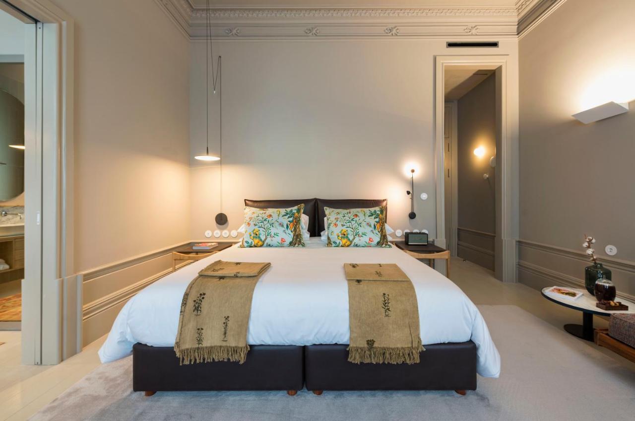 een slaapkamer met een groot wit bed met twee kussens bij Jardins do Porto - by Unlock Hotels in Porto