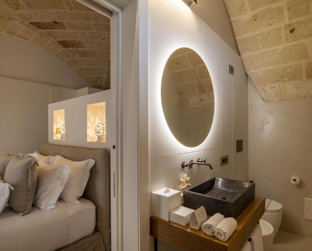 een badkamer met een wastafel en een toilet bij Masseria Corsano in Nardò