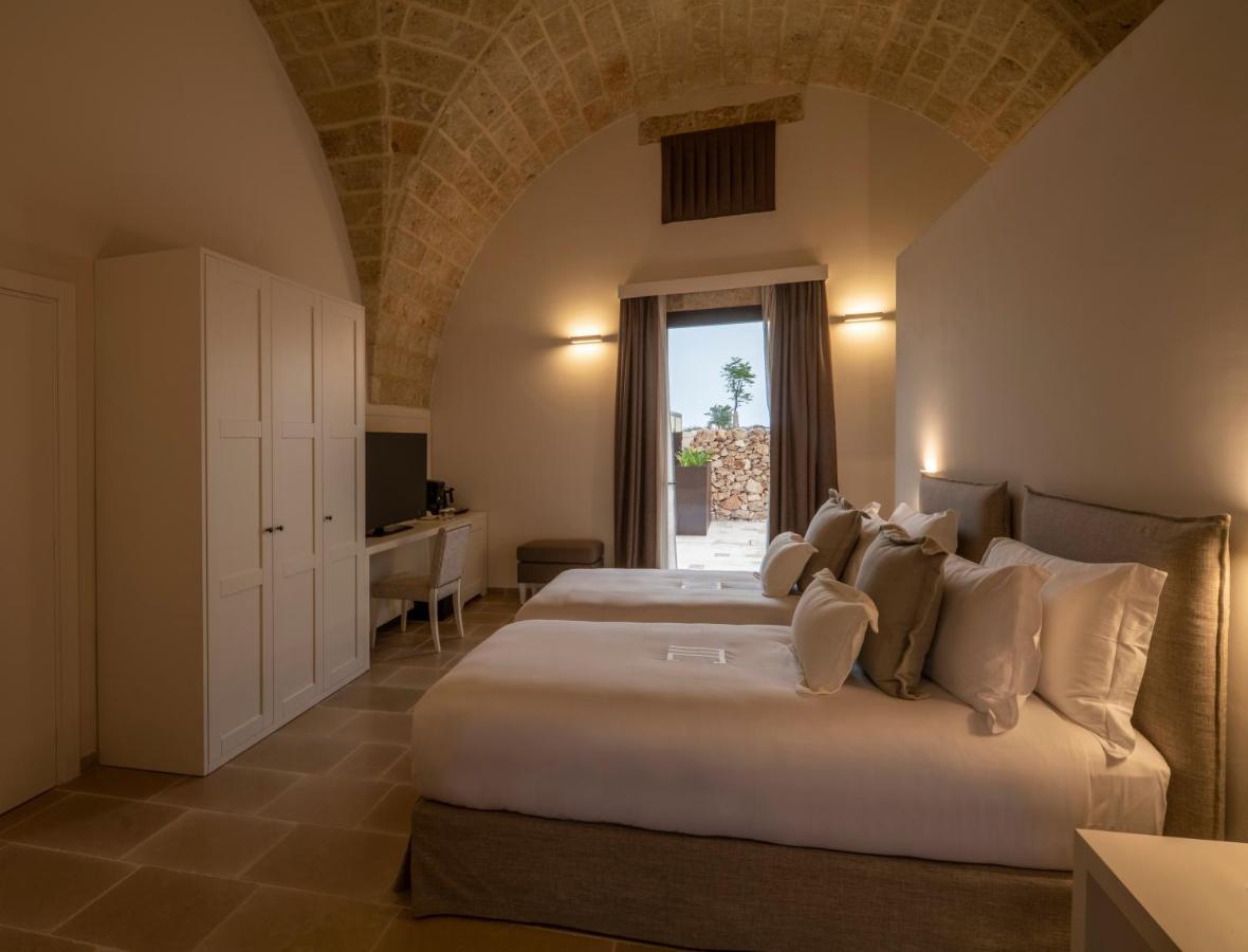 een slaapkamer met een groot bed in een kamer bij Masseria Corsano in Nardò +113 foto's