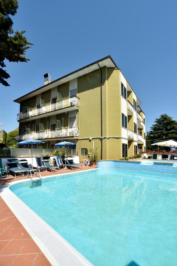 een groot zwembad voor een hotel bij Hotel Diano Marina Mhotelsgroup in Diano Marina